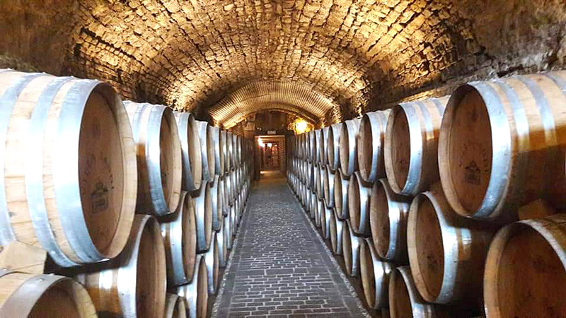 En kjeller med prosecco-tnner stablet bortover